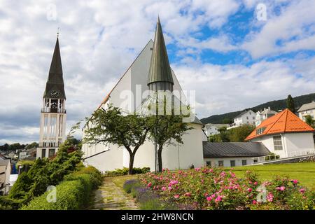 La Cattedrale di Molde (in norvegese: Molde domkirke) è una cattedrale della Chiesa di Norvegia, situata nel comune di Molde, nella contea di Moere og Romsdal, in Norvegia. È loc Foto Stock