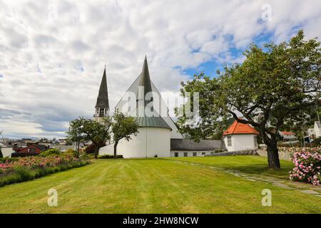 La Cattedrale di Molde (in norvegese: Molde domkirke) è una cattedrale della Chiesa di Norvegia, situata nel comune di Molde, nella contea di Moere og Romsdal, in Norvegia. È loc Foto Stock