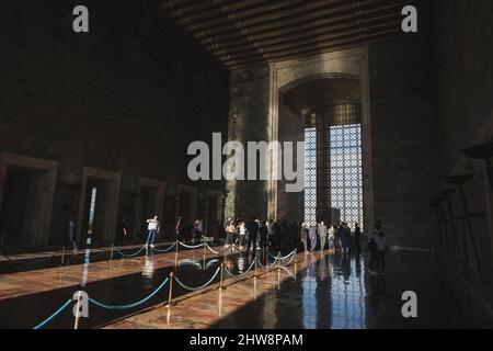 Ankara, Turchia - 09 novembre 2021: Il mausoleo di Ataturk ad Anitkabir e visitatori. Scatto editoriale ad Ankara. Foto Stock