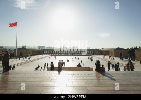 Ankara, Turchia - 09 novembre 2021: Persone nel giardino di Anitkabir. Scatto editoriale ad Ankara. Foto Stock