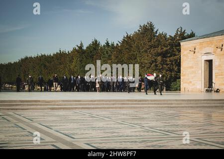 Ankara, Turchia - 09 novembre 2021: Gli Ambasciatori visitano l'Anitkabir. Soldati che trasportano la corona. Scatto editoriale ad Ankara. Foto Stock