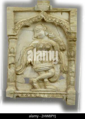 Arte ispirata dalla targa del Mobile che mostra Musician femminile in una struttura architettonica, 16th secolo, dall'India, possibilmente Deccan, Ivory, H. 3 1/8 in (7,9cm), avori e ossa, questa piccola targa raffigura una donna a metà passo di danza, giocando un tamburo cilindrico noto come il pachavaj, che è, opere classiche modernizzate da Artotop con un tuffo di modernità. Forme, colore e valore, impatto visivo accattivante sulle emozioni artistiche attraverso la libertà delle opere d'arte in modo contemporaneo. Un messaggio senza tempo che persegue una nuova direzione selvaggiamente creativa. Artisti che si rivolgono al supporto digitale e creano l'NFT Artotop Foto Stock