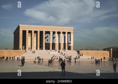 Ankara, Turchia - 09 novembre 2021: Anitkabir e visitatori. Scatto editoriale ad Ankara. Foto Stock