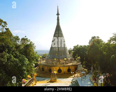 Veduta aerea del drone di Phra Maha Chedi Tripob Trimongkol pagoda a Kho Hong, Thailandia Foto Stock