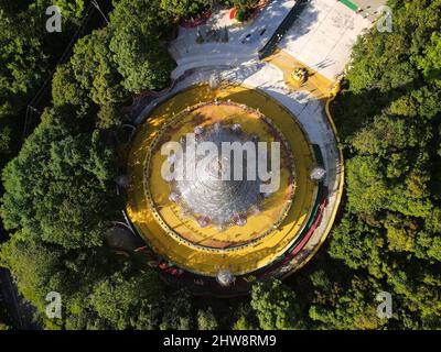 Veduta aerea del drone di Phra Maha Chedi Tripob Trimongkol pagoda a Kho Hong, Thailandia Foto Stock