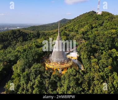 Veduta aerea del drone di Phra Maha Chedi Tripob Trimongkol pagoda a Kho Hong, Thailandia Foto Stock