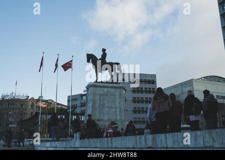 Ankara, Turchia - 10 novembre 2021: Vittoria Monumento Ankara e le persone in omaggio il 10 novembre. Scatto editoriale ad Ankara. Foto Stock