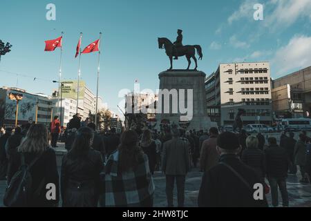 Ankara, Turchia - 10 novembre 2021: Vittoria Monumento Ankara e le persone in omaggio il 10 novembre. Scatto editoriale ad Ankara. Foto Stock