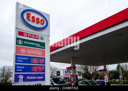 Slough, Berkshire, Regno Unito. 4th marzo 2022. I conducenti pagavano oggi 161,9 per litro per la benzina e 169,9 per litro per il diesel presso il distributore di benzina esso di Slough. Il prezzo della benzina e del diesel continua ad aumentare a un ritmo allarmante e si prevede che peggiorerà solo dopo l'invasione dell'Ucraina da parte della Russia. Si prevede che i prezzi del petrolio al barile raggiungeranno i $130 al barile entro giugno 2022. Credit: Maureen McLean/Alamy Live News Foto Stock