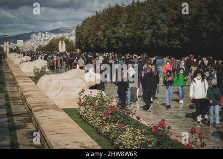 Ankara, Turchia - 10 novembre 2021: Strada Lions e visitatori a Anıtkabir. Scatto editoriale ad Ankara. Foto Stock