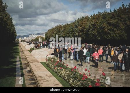 Ankara, Turchia - 10 novembre 2021: Strada Lions e visitatori a Anıtkabir. Scatto editoriale ad Ankara. Foto Stock