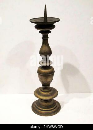 Arte ispirata a Candlestick, 19th secolo (?), in stile fiammingo o tedesco del 17th secolo, europeo, lega di rame di colore rossastro., H. 50 cm. (Escluso il pricket)., metallurgia, questo candeliere è uno di coppia. I getti grossolani con danni deliberati suggeriscono una possibile data delle, opere classiche modernizzate da Artotop con un tuffo di modernità. Forme, colore e valore, impatto visivo accattivante sulle emozioni artistiche attraverso la libertà delle opere d'arte in modo contemporaneo. Un messaggio senza tempo che persegue una nuova direzione selvaggiamente creativa. Artisti che si rivolgono al supporto digitale e creano l'NFT Artotop Foto Stock