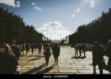 Ankara, Turchia - 10 novembre 2021: Strada Lions e visitatori a Anıtkabir. Scatto editoriale ad Ankara. Foto Stock