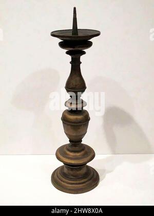 Arte ispirata a Candlestick, 19th secolo (?), in stile fiammingo o tedesco del 17th secolo, europeo, lega di rame di colore rossastro., H. 50 cm. (Escluso il pricket)., metallurgia, questo candeliere è uno di coppia. I getti grossolani con danni deliberati suggeriscono una possibile data delle, opere classiche modernizzate da Artotop con un tuffo di modernità. Forme, colore e valore, impatto visivo accattivante sulle emozioni artistiche attraverso la libertà delle opere d'arte in modo contemporaneo. Un messaggio senza tempo che persegue una nuova direzione selvaggiamente creativa. Artisti che si rivolgono al supporto digitale e creano l'NFT Artotop Foto Stock