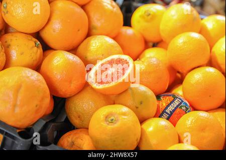 Arance della Sicilia su di un banco di un fruttivendolo Foto Stock