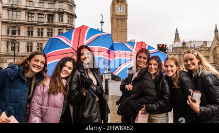 Westminster, Londra, Regno Unito. 04th Feb 2022. Un gruppo di turisti femminili dagli Stati Uniti dicono che stanno sfruttando al massimo il tempo piovoso per godersi il loro soggiorno nella capitale. Oggi ha visto soprattutto freddo e bagnato tempo a Londra. Credit: Imagplotter/Alamy Live News Foto Stock