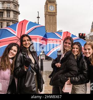 Westminster, Londra, Regno Unito. 04th Feb 2022. Un gruppo di turisti femminili dagli Stati Uniti dicono che stanno sfruttando al massimo il tempo piovoso per godersi il loro soggiorno nella capitale. Oggi ha visto soprattutto freddo e bagnato tempo a Londra. Credit: Imagplotter/Alamy Live News Foto Stock