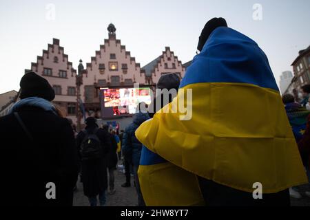 Francoforte sul meno, Germania. 04th Mar 2022. 04 marzo 2022, Hessen, Francoforte sul meno: I partecipanti si levano in piedi durante una manifestazione dell'Unione europea di Francoforte contro la guerra in Ucraina contro l'Römer. Oltre a Francoforte, si svolgono contemporaneamente manifestazioni a Vienna, Vilnius, Bratislava Praga, Lione, Tbilisi. Foto: Sebastian Gollnow/dpa Credit: dpa Picture Alliance/Alamy Live News Foto Stock