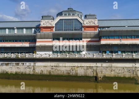 Bilbao, Spagna, 15 febbraio 2022. Mercato Ribera e fiume Nervion a Bilbao, Spagna. Foto Stock