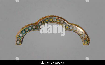 Arte ispirata all'arco Tri-Lobed da un Santuario Reliquario, ca. 1200, prodotto a Colonia, Germania, smalto Champlevé su rame dorato, totale: 4 1/2 x 11" (11,4 x 27,9 cm), Enamels-Champlevé, Nicholas di Verdun e Cologne Followers, opere classiche modernizzate da Artotop con un tuffo di modernità. Forme, colore e valore, impatto visivo accattivante sulle emozioni artistiche attraverso la libertà delle opere d'arte in modo contemporaneo. Un messaggio senza tempo che persegue una nuova direzione selvaggiamente creativa. Artisti che si rivolgono al supporto digitale e creano l'NFT Artotop Foto Stock