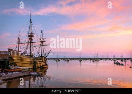 Il sole sorge sul Mayflower II, una replica del 17th secolo Mayflower ormeggiato al largo del molo di stato a Plymouth, Massachusetts - USA. Foto Stock