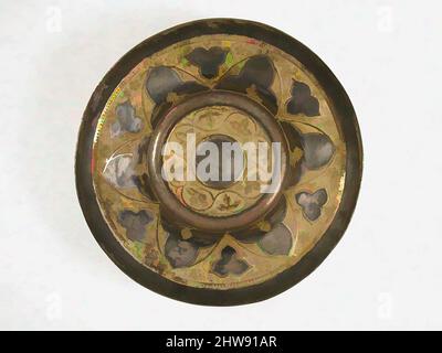 Arte ispirata a Bowl o Deep Plate, 19th secolo (originale datato 1330), francese, piatto d'argento Casted, pacco dorato, totale: 1 15/16 x 8 1/16 poll. (5 x 20,5 cm), riproduzioni in metallo, opere classiche modernizzate da Artotop con un tuffo di modernità. Forme, colore e valore, impatto visivo accattivante sulle emozioni artistiche attraverso la libertà delle opere d'arte in modo contemporaneo. Un messaggio senza tempo che persegue una nuova direzione selvaggiamente creativa. Artisti che si rivolgono al supporto digitale e creano l'NFT Artotop Foto Stock