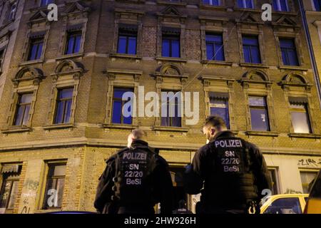 Lipsia, Germania. 04th Mar 2022. Gli agenti di polizia si trovano di fronte a un edificio di appartamenti nella parte est della città. Nel pomeriggio, gli attivisti di sinistra occupavano l'edificio vuoto. La polizia ha poi ripulito l'edificio. Credit: dpa/dpa-Zentralbild/dpa/Alamy Live News Foto Stock