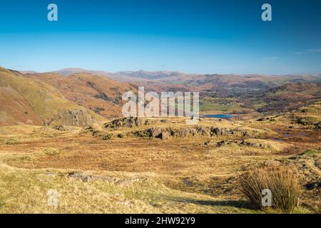 Un'immagine HDR soleggiata, invernale e paesaggistica che guarda ad est attraverso le colline di lakeland con le lontane colline di Howgill, Cumbria, Inghilterra. 01 marzo 2022 Foto Stock