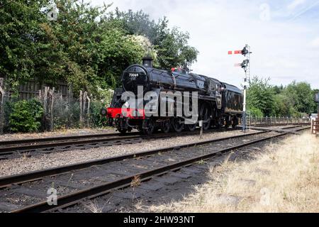 British Railways Standard Class 5MT 4-6-0 73069 a vapore alla stazione ferroviaria Loughborough Heritage Line Foto Stock