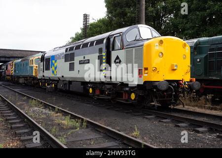 British Rail Classe 37 Locomotiva diesel-elettrica 37714 "Cardiff Canton" rivernicidata in una nuova livrea nelle modanature della Loughborough Great Central Railway Foto Stock