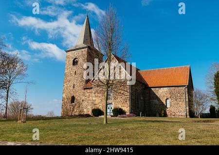 Chiesa protestante dal 13th secolo a Windheim vicino Petershagen. Foto Stock