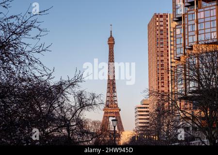Torre Eiffel al tramonto con splendidi colori a Parigi Foto Stock