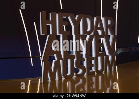 Baku, Azerbaigian - Gennaio 05 2022: Segno del museo Heydar Aliyev. Foto Stock