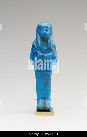 Arte ispirata da Shabti di Paser, il Vizier di Seti i e Ramesses II, nuovo Regno, Ramesside, Dinastia 19, ca. 1294–1213 a.C., dall'Egitto, Faience, H. 15 cm (5 7/8 in.); W. 4,9 cm (1 15/16 in.); D. 3 cm (1 3/16 in.), una faience shabti glassata raffigurante il suo proprietario Paser in una mummia, opere classiche modernizzate da Artotop con un tuffo di modernità. Forme, colore e valore, impatto visivo accattivante sulle emozioni artistiche attraverso la libertà delle opere d'arte in modo contemporaneo. Un messaggio senza tempo che persegue una nuova direzione selvaggiamente creativa. Artisti che si rivolgono al supporto digitale e creano l'NFT Artotop Foto Stock