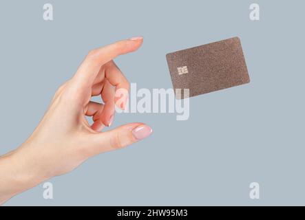 Mano della donna e carta di credito levitating. Carte bancarie utilizzate per gli acquisti nei negozi online. Foto di alta qualità Foto Stock