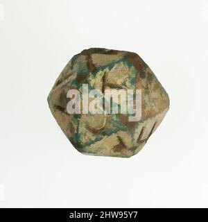 Arte ispirata al dado ventidue (icosaedro) con facce inscritte con lettere greche, periodo tolemaico-romano, 2nd secolo a.C.–4th secolo d.C., dall'Egitto, Faience, altezza: 4,5 x L: 4,9 x L: 4,7 cm (1 3/4 x 1 15/16 x 1 7/8 poll.), un certo numero di dadi poliedrici realizzati in varie opere classiche modernizzate da Artotop con un tocco di modernità. Forme, colore e valore, impatto visivo accattivante sulle emozioni artistiche attraverso la libertà delle opere d'arte in modo contemporaneo. Un messaggio senza tempo che persegue una nuova direzione selvaggiamente creativa. Artisti che si rivolgono al supporto digitale e creano l'NFT Artotop Foto Stock