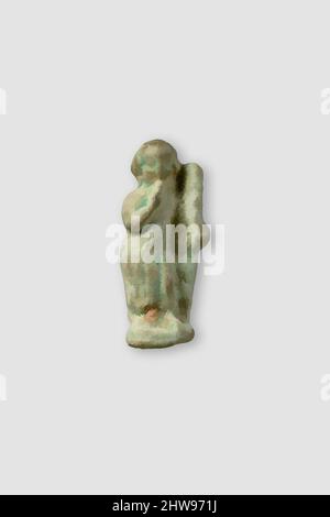 Arte ispirata da Harpokrates o un altro Dio bambino con il club di Herakles, periodo tardo-tolemaico, 332–30 a.C., dall'Egitto, Faience verde, h. 3,5 cm (1 3/8 in.), Harpokrates era spesso rappresentato in forma ellenistica. In questo piccolo amuleto da cui è riconoscibile il Dio-bambino, opere classiche modernizzate da Artotop con un tuffo di modernità. Forme, colore e valore, impatto visivo accattivante sulle emozioni artistiche attraverso la libertà delle opere d'arte in modo contemporaneo. Un messaggio senza tempo che persegue una nuova direzione selvaggiamente creativa. Artisti che si rivolgono al supporto digitale e creano l'NFT Artotop Foto Stock