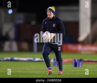 Ryan Sheridan Assistant Coach of Warrington Wolves conduce il riscaldamento Foto Stock