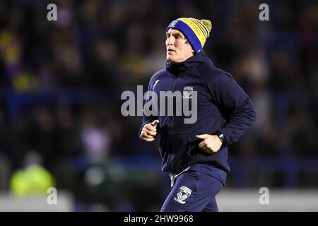 Ryan Sheridan Assistant Coach of Warrington Wolves conduce il riscaldamento Foto Stock