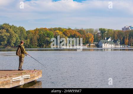 MINSK, BIELORUSSIA - 04 ottobre 2015: Pesca in città. Un uomo anziano con un bastone che gira Foto Stock