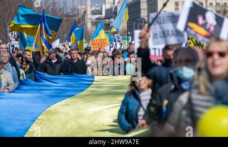 Migliaia di persone prendono per le strade di Madrid in una mostra di solidità contro l'invasione russa dell'Ucraina 27th febbraio 2022. Paseo de Castellano, Madrid, S. Foto Stock