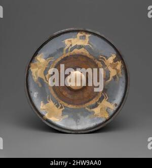 Arte ispirata al mesomfalo phiale argenteo dorato, periodo classico, fine 5th secolo a.C., greco, dorato d'argento, diametro: 8" (20,3 cm), Oro e Argento, pochissima lastra d'argento classica greca sopravvive oggi. La decorazione figurale dorata su questi esempi richiama alla mente il rosso ateniano, le opere classiche modernizzate da Artotop con un tuffo di modernità. Forme, colore e valore, impatto visivo accattivante sulle emozioni artistiche attraverso la libertà delle opere d'arte in modo contemporaneo. Un messaggio senza tempo che persegue una nuova direzione selvaggiamente creativa. Artisti che si rivolgono al supporto digitale e creano l'NFT Artotop Foto Stock