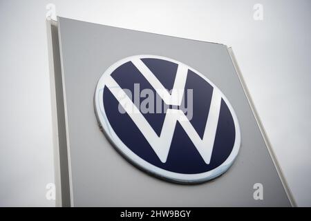 Slough, Berkshire, Regno Unito. 4th marzo 2022. Uno showroom di auto VW a Slough. A seguito dell'invasione dell'Ucraina da parte della Russia, molti produttori di automobili hanno interrotto la produzione e le vendite in Russia fino a nuovo avviso, compreso il gruppo Volkswagen. Credit: Maureen McLean/Alamy Live News Foto Stock