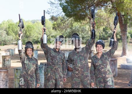 Giocatori di paintball pronti per giocare Foto Stock