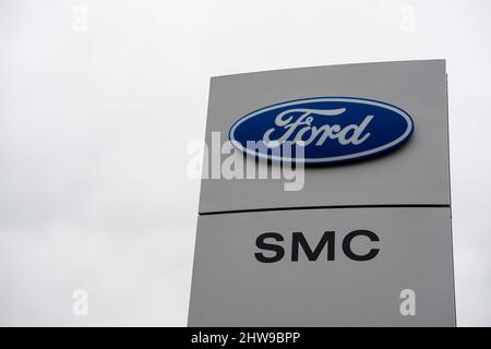 Slough, Berkshire, Regno Unito. 4th marzo 2022. Uno showroom di auto Ford a Slough. A seguito dell'invasione dell'Ucraina da parte della Russia molti produttori di automobili e furgoni vehcile stanno mettendo in attesa le spedizioni dei loro veicoli in Russia. Ford ha annunciato di aver sospeso la sua Joint Venture con Sollers in Russia fino a nuovo avviso. Credit: Maureen McLean/Alamy Live News Foto Stock