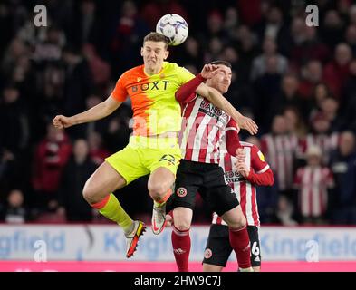 Sheffield, Regno Unito, 4th marzo 2022. Ryan Yates of Nottingham Forest sfidato da John Fleck of Sheffield Utd durante la partita del campionato Sky Bet a Bramall Lane, Sheffield. Il credito d'immagine dovrebbe leggere: Andrew Yates / Sportimage Credit: Sportimage/Alamy Live News Foto Stock