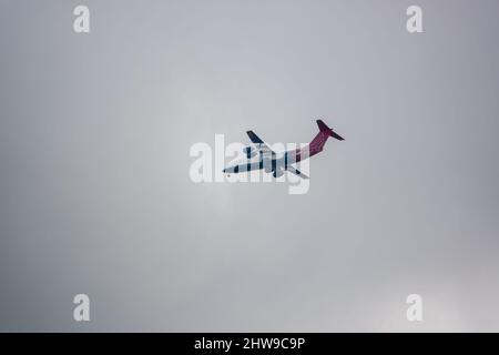 QinetiQ British Aerospace Avro 146-RJ70 G-ETPK pilota allenatore jet volo su Salisbury Plain Wiltshire Foto Stock