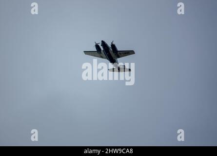 Piper PA-31-310 Navajo C, G-UMMI velivolo a cabina doppia con attrezzatura di sorveglianza che sorvola l'area di addestramento militare di Salisbury Plain UK Foto Stock