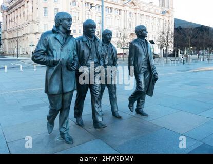 Statua dei Beatles dello scultore Andy Edwards al Pier Head a Liverpool Foto Stock
