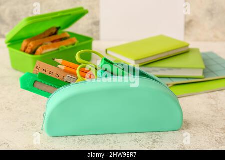 Elegante supporto con cancelleria e pinzatrice diverse su sfondo bianco  Foto stock - Alamy